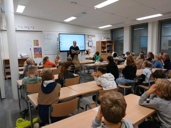 Wethouder Brengt Voorleesplezier naar Basisschool De Vonder