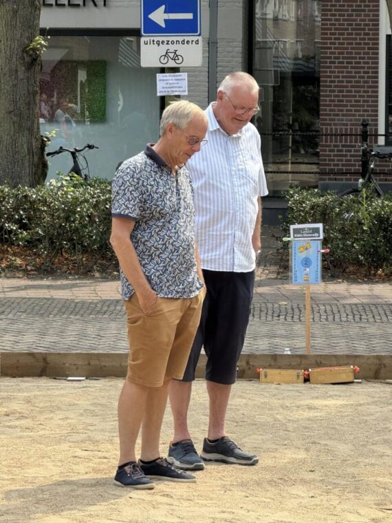 ENTHOUSIASME EN SAMENHOUD TIJDENS HET JAARLIJKSE PETANQUE TOERNOOI